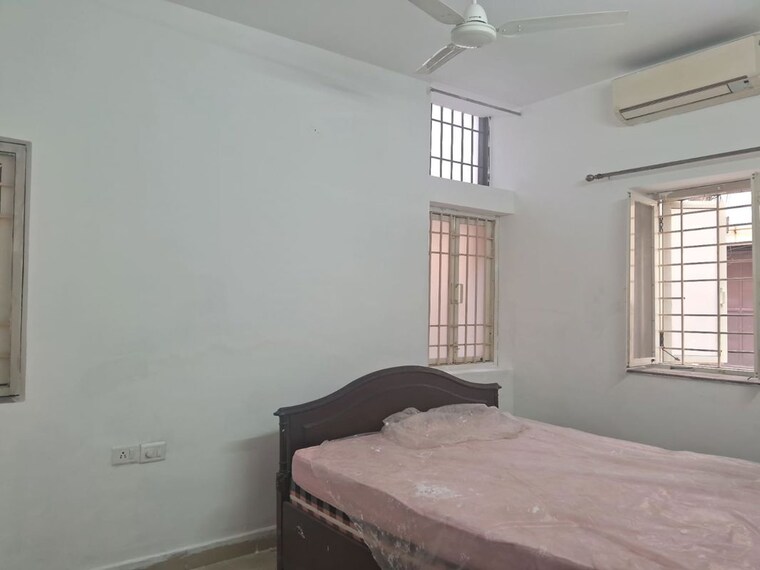 Room, east of kailash 2.5 Bedroom 1100 Sq.Ft. Builder Floor In East Of Kailash Delhi 10048864