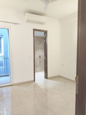 Room in 3 BHK Builder Floor at Smart World Orchard, Sector 61 – for Rent