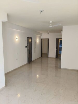 Room in 3 BHK Builder Floor at Smart World Orchard, Sector 61 – for Rent