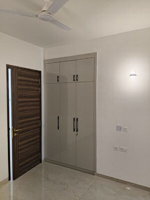 Room in 3 BHK Builder Floor at Smart World Orchard, Sector 61 – for Rent