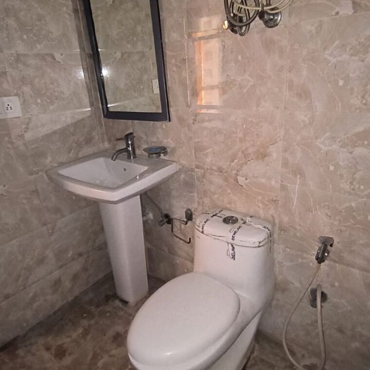 Bathroom, supertech-czar-suites 1 RK 535 Sq.Ft. Apartment In Omicron I Greater Noida Greater Noida 10049040