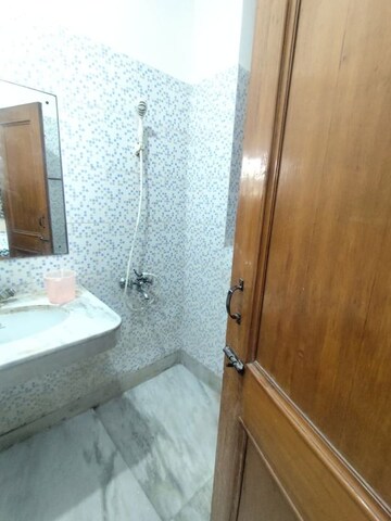 Bathroom in 1 RK Builder Floor at Sector 16a – for Rent