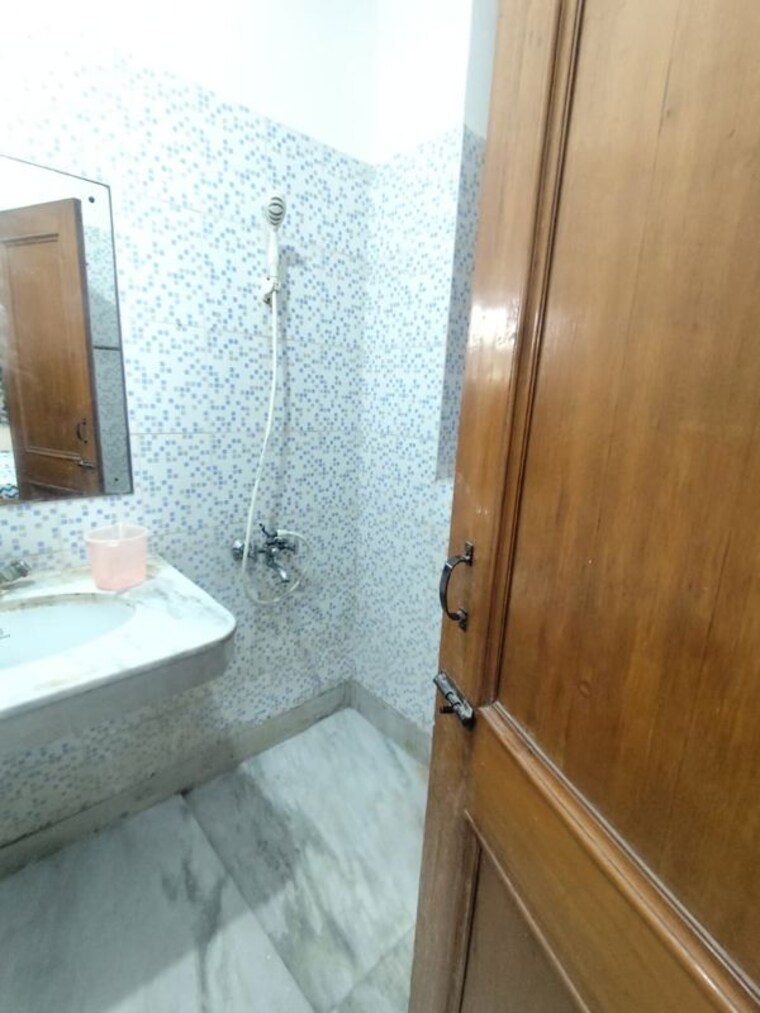 Bathroom, sector 16a 1 RK 495 Sq.Ft. Builder Floor In Sector 16a Noida 10049429