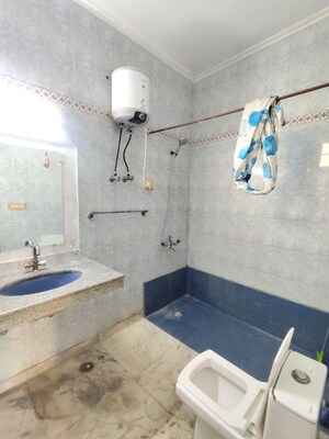 Bathroom in 1 RK Builder Floor at Sector 44 – for Rent
