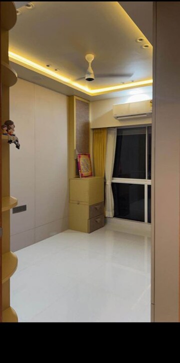 Room in 2 BHK Apartment at Subhana Palace, Pali Hill – for Rent