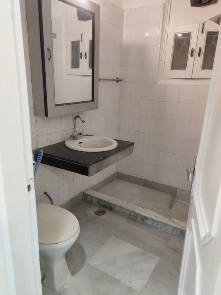 Bathroom, greater kailash i 3 Bedroom 1800 Sq.Ft. Apartment In Greater Kailash I Delhi 10049624