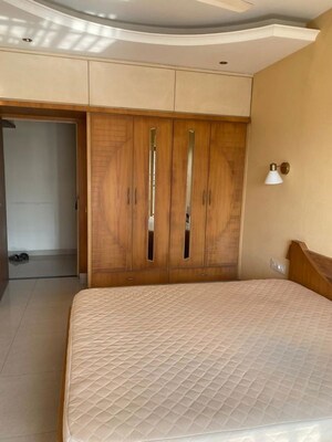 Room in 3 BHK Apartment at Breach Candy Gardens, Cumbala Hill – for Rent