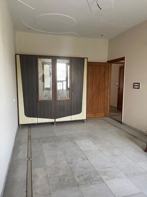 Room in 2 BHK Builder Floor at Sector 39 – for Rent
