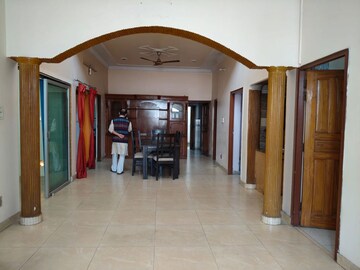 Room in 5 BHK Independent House at Gomti Nagar – for Rent
