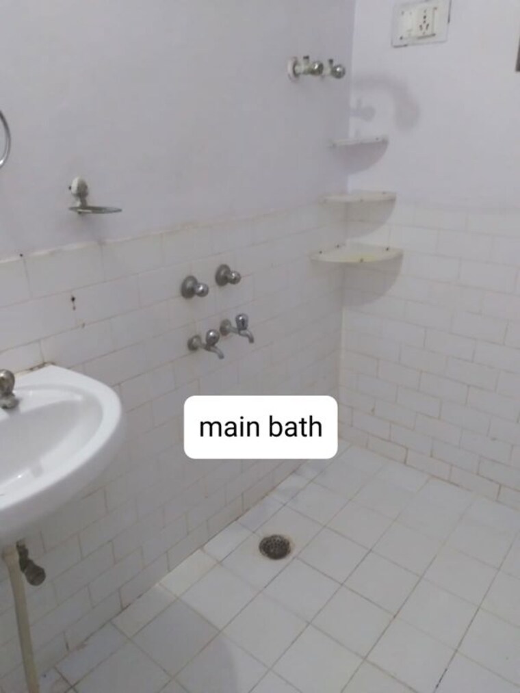 Bathroom, hazratganj 3 Bedroom 1700 Sq.Ft. Builder Floor In Hazratganj Lucknow 10049687