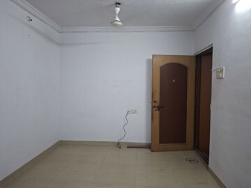 Room in 1 BHK Apartment at Gokul Nagari 1, Kandivali East – for Rent