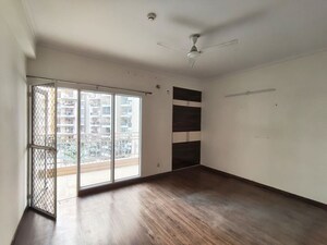 Room in 3 BHK Apartment at JM Florence, Tech Zone 4 Greater Noida – for Rent