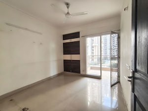 Room in 3 BHK Apartment at JM Florence, Tech Zone 4 Greater Noida – for Rent