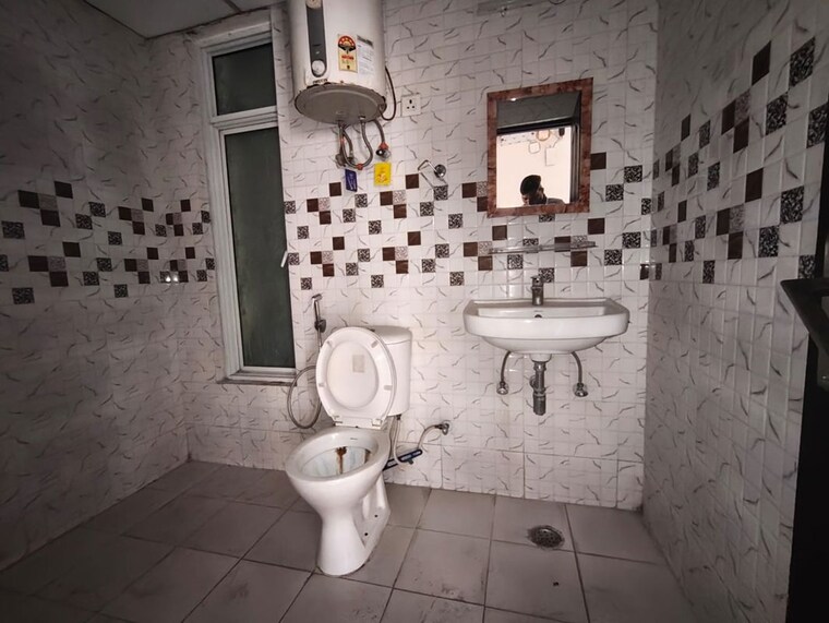 Bathroom, jm-florence 3 Bedroom 1580 Sq.Ft. Apartment In Tech Zone 4 Greater Noida Greater Noida 10049867