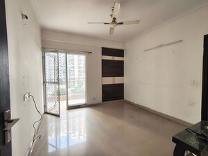 Room in 3 BHK Apartment at JM Florence, Tech Zone 4 Greater Noida – for Rent