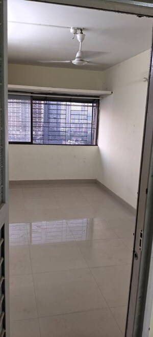 Room in 1 BHK Apartment at SRA Mahalaxmi Building, Mahalaxmi – for Rent