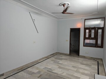 Room in 3 BHK Builder Floor at Gujranwala Town – for Rent
