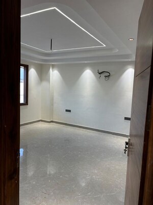 Room in 2.5 BHK Apartment at Godrej Woods, Sector 43 – for Rent