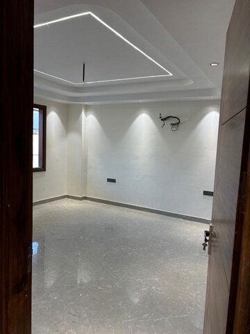 Room in 2.5 BHK Apartment at Godrej Woods, Sector 43 – for Rent