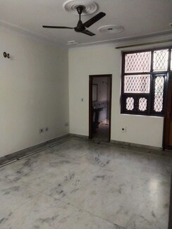2.5 BHK + Pooja Room Builder Floor For Rent in RWA Apartments Sector 26