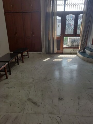 Room in 4 BHK Apartment at Shanti Niketan – for Rent