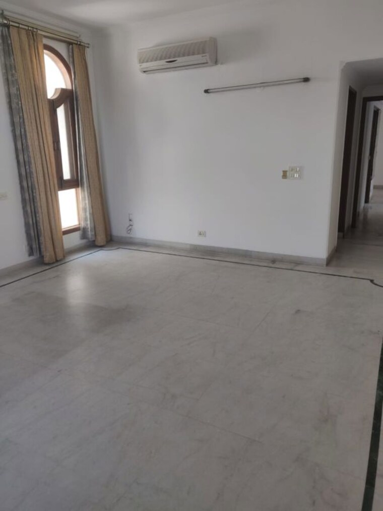 Room, shanti niketan 4 Bedroom 400 Sq.Yd. Apartment In Shanti Niketan Delhi 10050073