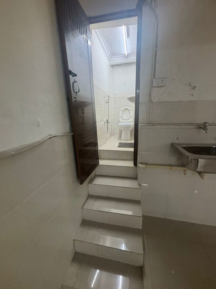 Attached Bathroom, lajpat nagar ii 2 Bedroom 100 Sq.Yd. Apartment In Lajpat Nagar ii Delhi 10050075