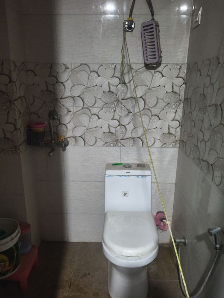 Bathroom, vishwakarma colony 3 Bedroom 108 Sq.Yd. Apartment In Vishwakarma Colony Delhi 10050099