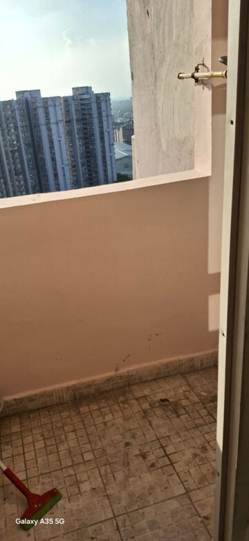 Room in 2 BHK Apartment at Supertech Cape Town, Sector 74 – for Rent