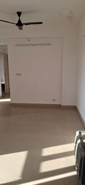 Room in 2 BHK Apartment at Supertech Cape Town, Sector 74 – for Rent