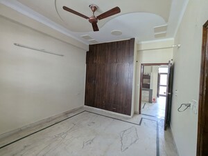 Room in 3 BHK Builder Floor at RWA Residential Society Sector 46, Sector 46 – for Rent