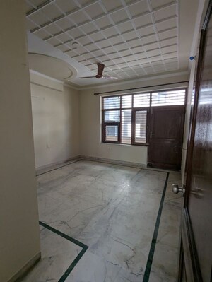 Room in 3 BHK Builder Floor at RWA Residential Society Sector 46, Sector 46 – for Rent
