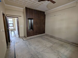 Room in 3 BHK Builder Floor at RWA Residential Society Sector 46, Sector 46 – for Rent