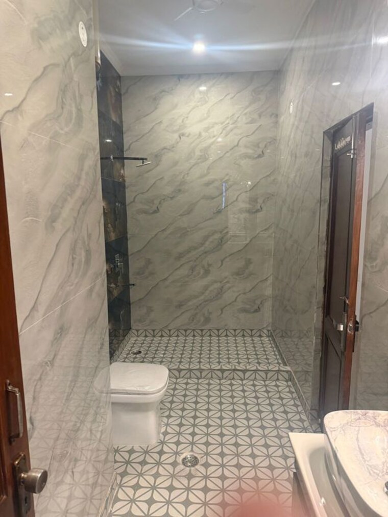 Bathroom, south extension ii 3 Bedroom 500 Sq.Yd. Apartment In South Extension ii Delhi 10050292