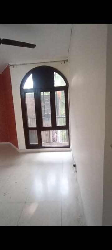 Room in 3 BHK Apartment at South Extension ii – for Rent