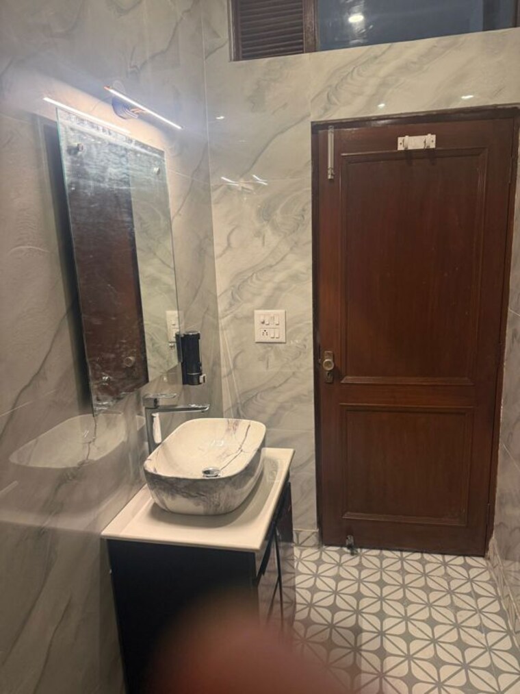 Bathroom, south extension ii 3 Bedroom 500 Sq.Yd. Apartment In South Extension ii Delhi 10050292