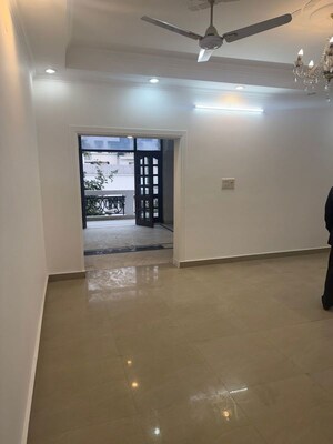 Room in 3 BHK Apartment at South Extension ii – for Rent