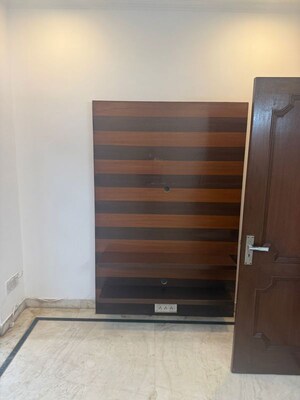 Furnished Amenities in 3 BHK Apartment at South Extension ii – for Rent