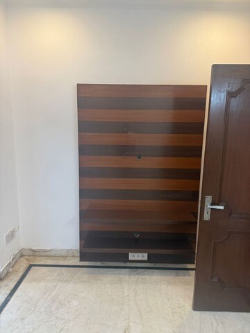 Furnished Amenities in 3 BHK Apartment at South Extension ii – for Rent