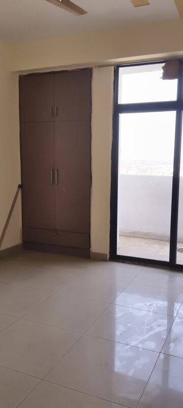 Room in 4 BHK Apartment at Ajnara Grace, Raj Nagar Extension – for Rent