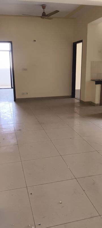 Room in 4 BHK Apartment at Ajnara Grace, Raj Nagar Extension – for Rent