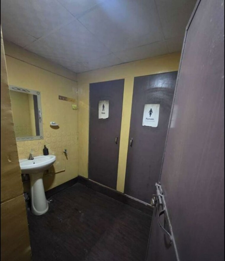 Bathroom, hazratganj Commercial Office Space 2000 Sq.Ft. In Hazratganj Lucknow 10050329
