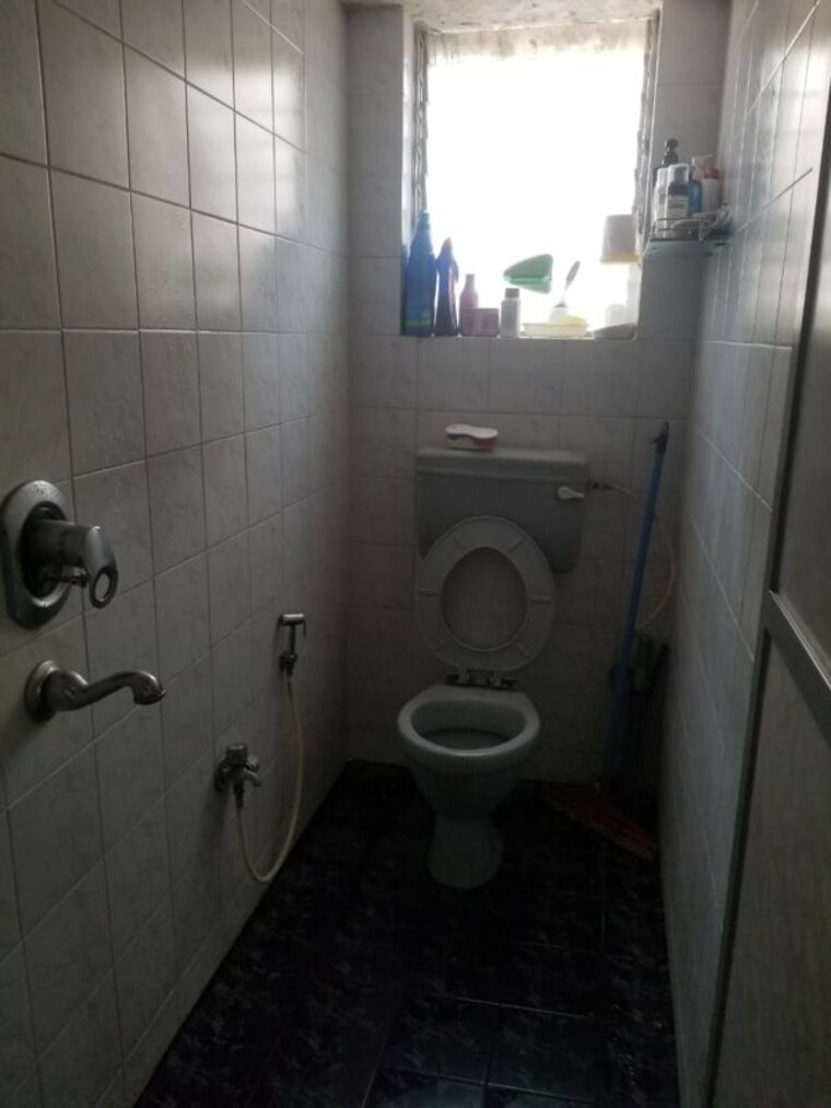 Bathroom, adarsh-nagar-chs-worli 1 Bedroom 650 Sq.Ft. Apartment In Worli Mumbai 10050359