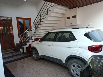 Parking in 3 BHK Builder Floor at Indira Nagar – for Rent