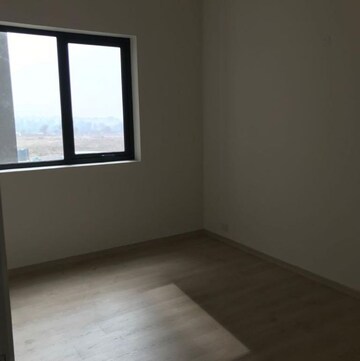 Room in 4 BHK Apartment at Pioneer Park Phase 1, Sector 61 – for Rent