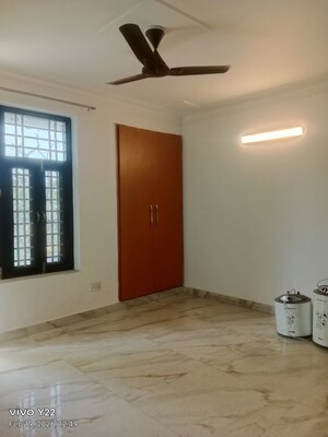 Room in 3 BHK Builder Floor at Ashoka Enclave Faridabad, Sector 34 – for Sale