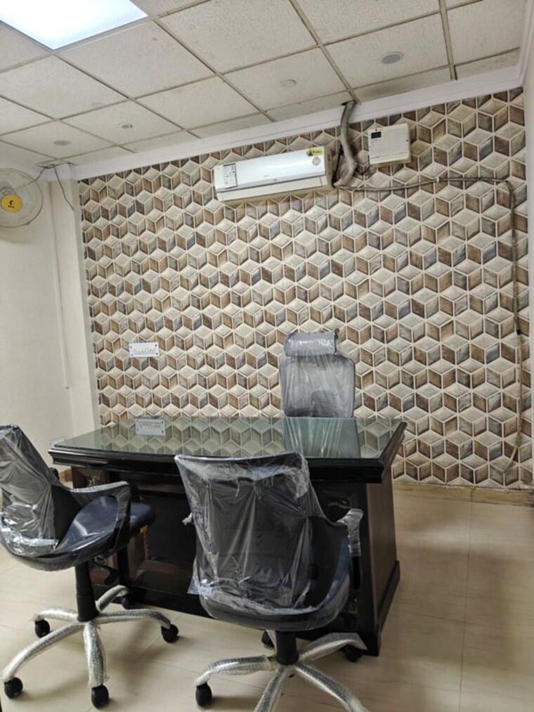  Parking, sector 63 Commercial Office Space 1200 Sq.Ft. In Sector 63 Noida 10050496