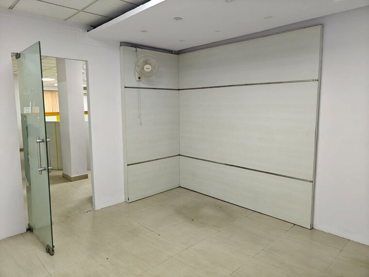 Room, sector 63 Commercial Office Space 1200 Sq.Ft. In Sector 63 Noida 10050496