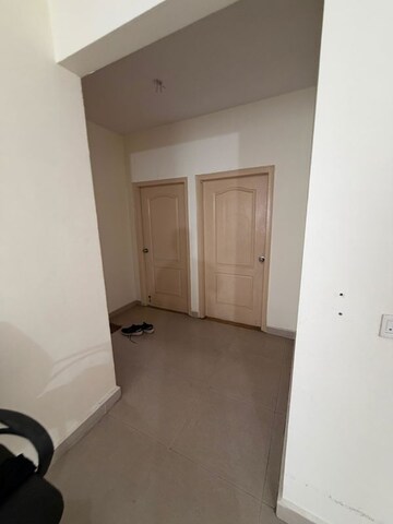 Room in 4 BHK Apartment at Ansal Celebrity Meadows, Sushant Golf City – for Rent