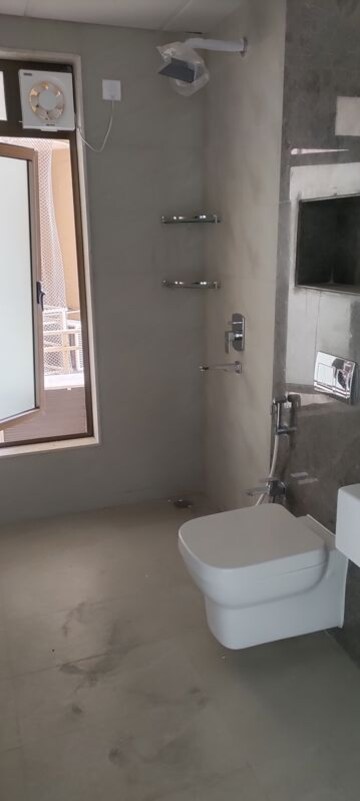 Bathroom in 3.5 BHK Apartment at Peninsula Celestia Spaces, Parel – for Rent